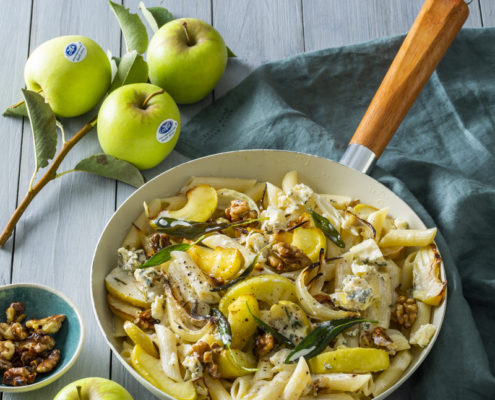 Roast apple pasta with walnuts and blue cheese
